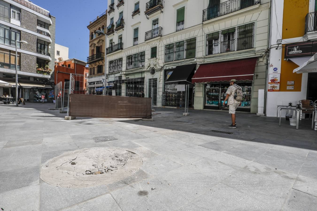 Estado de la calle tras la actuación de Urbanismo para eliminar los montículos