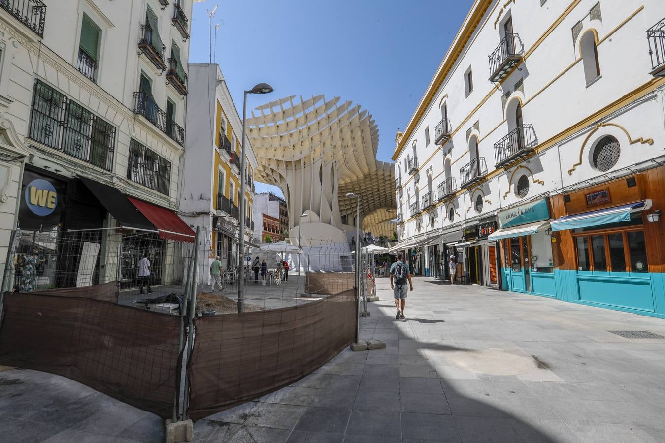 Estado de la calle tras la actuación de Urbanismo para eliminar los montículos