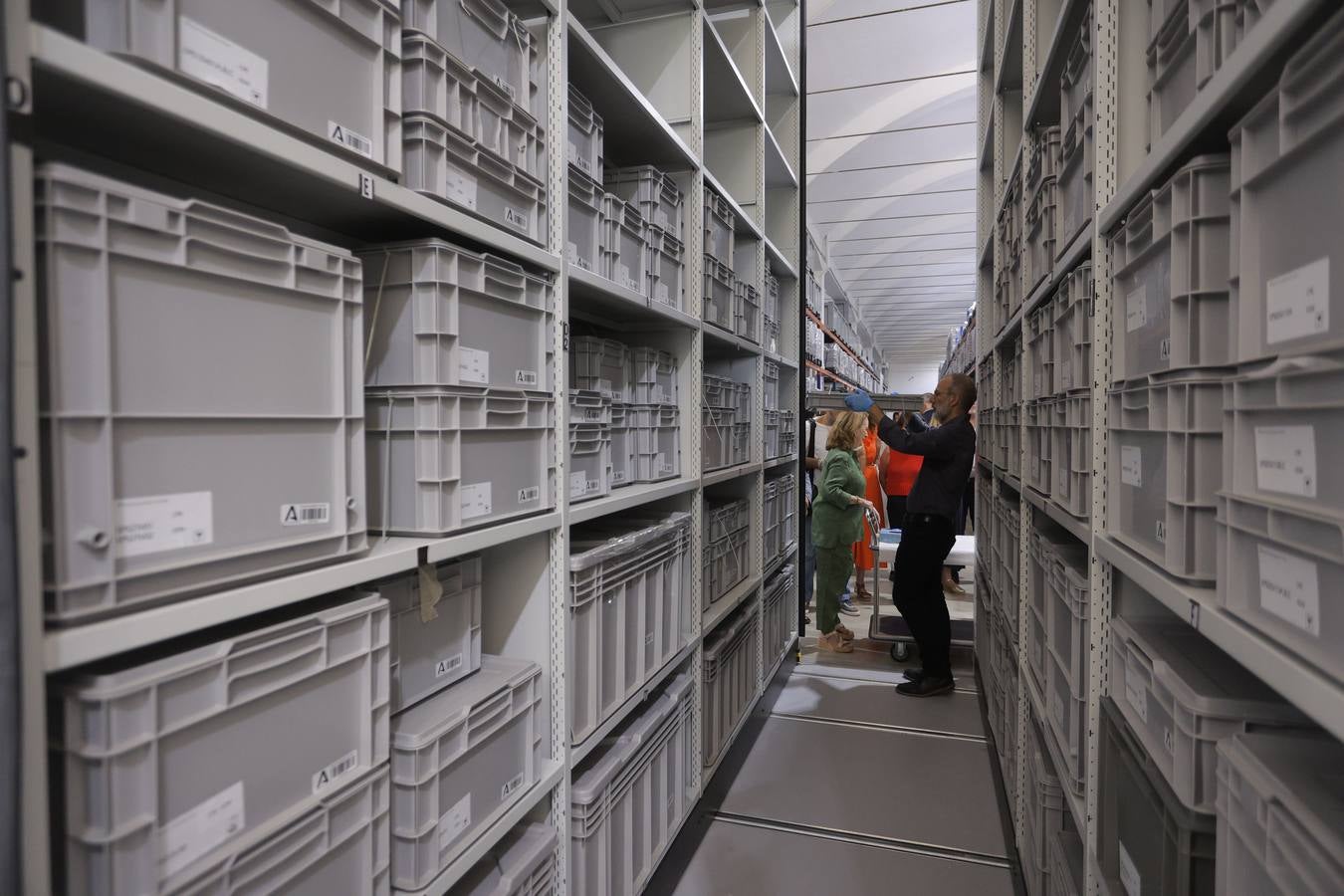 Visita del Consejero de Cultura a la nave de La Rinconada donde se encuentran depositadas las piezas del Museo Arqueológico