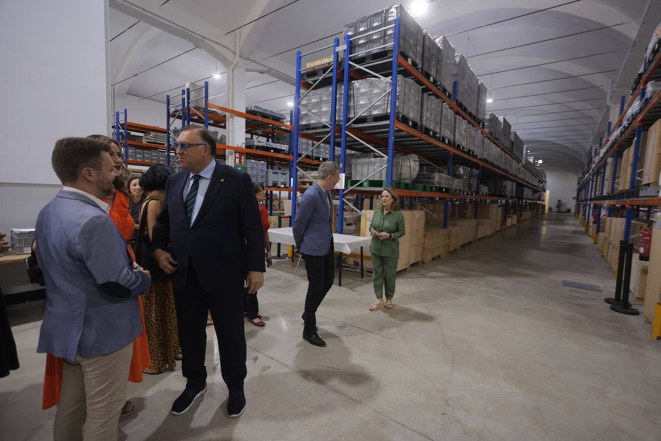 Visita del Consejero de Cultura a la nave de La Rinconada donde se encuentran depositadas las piezas del Museo Arqueológico