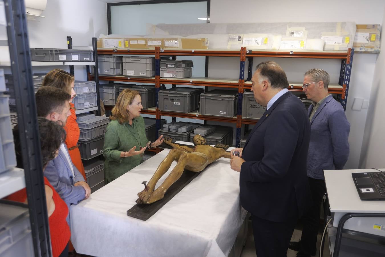 Visita del Consejero de Cultura a la nave de La Rinconada donde se encuentran depositadas las piezas del Museo Arqueológico