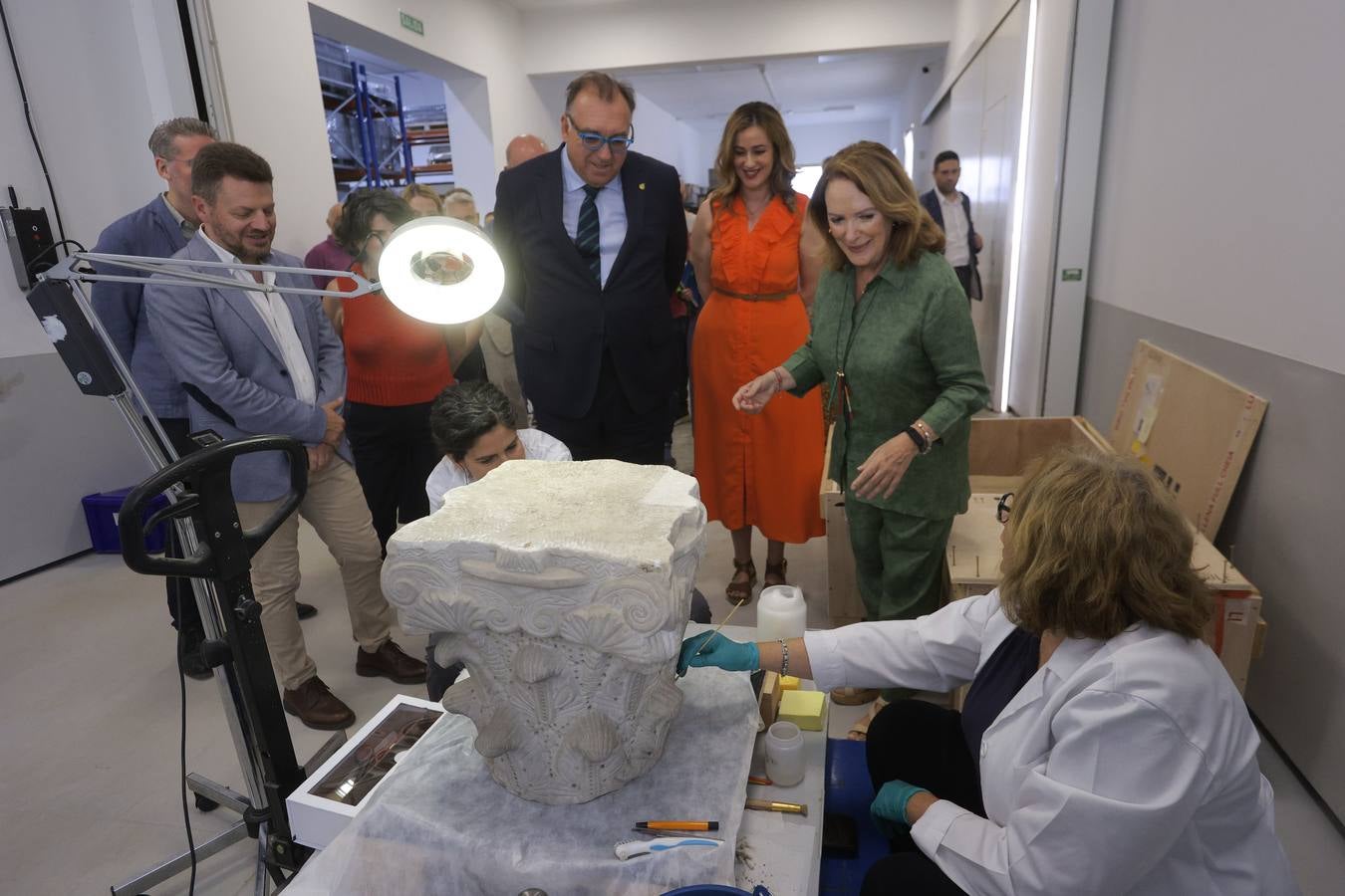 Visita del Consejero de Cultura a la nave de La Rinconada donde se encuentran depositadas las piezas del Museo Arqueológico