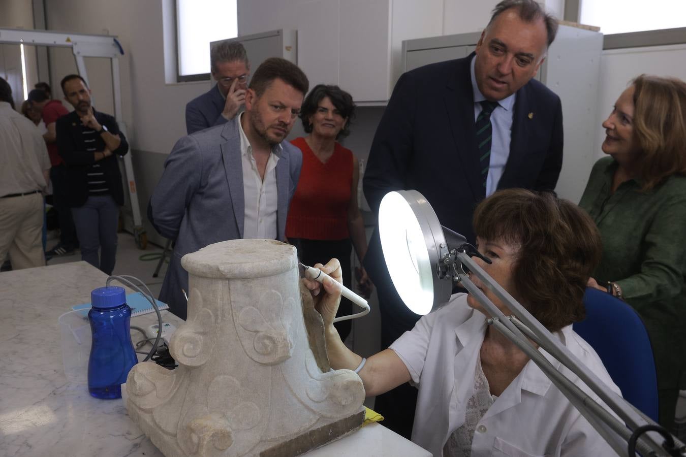 Visita del Consejero de Cultura a la nave de La Rinconada donde se encuentran depositadas las piezas del Museo Arqueológico