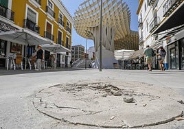 La eliminación de resaltes en la calle Regina de Sevilla, en imágenes