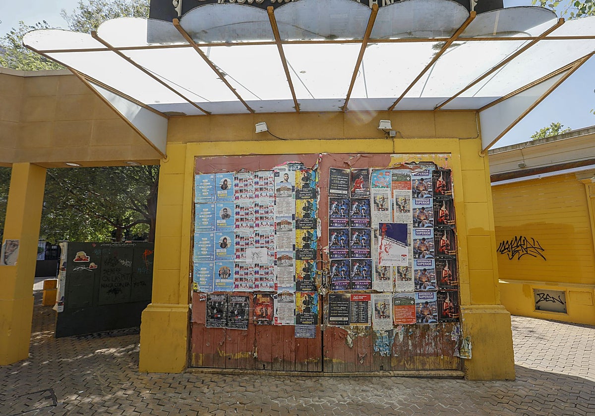 Estado en el que se encuentra uno de los quioscos de la Alameda, cerrado y repleto de carteles