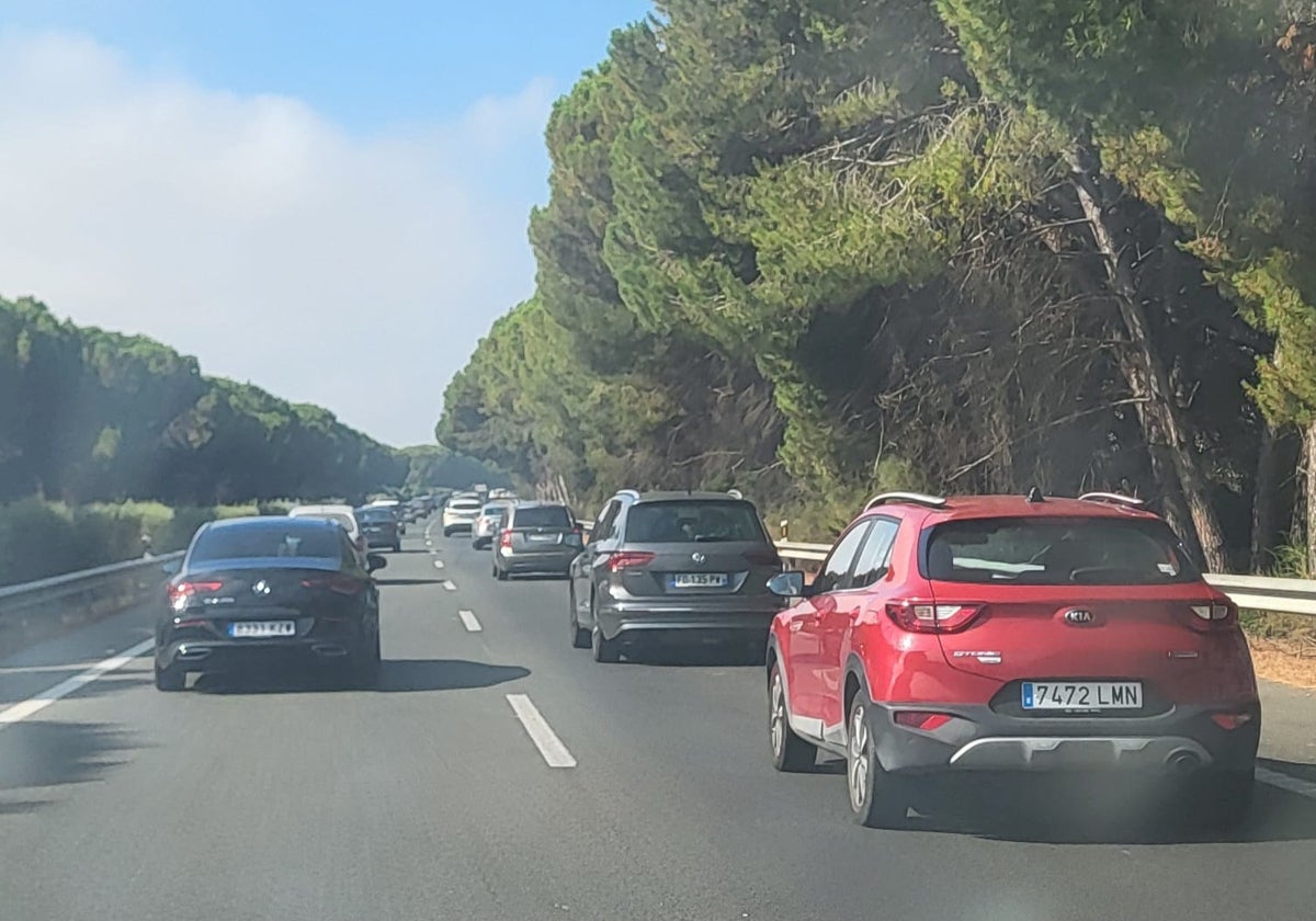 El tráfico circula con lentitud durante toda la autopista