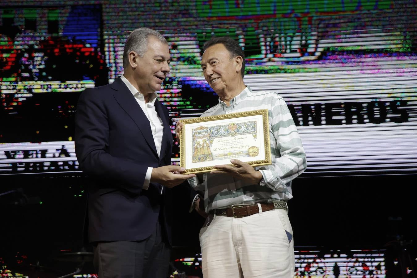 El alcalde, José Luis Sanz, entregó los galardones de la Velá de Santa Ana junto con otros representantes municipales. En la imagen, galardón a la familia de Carlos Alcaraz