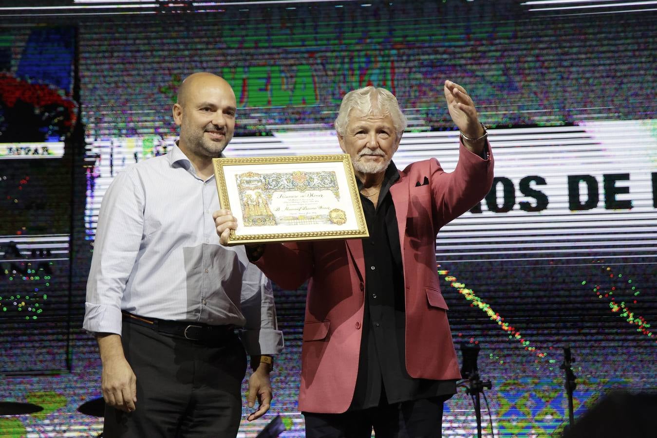 El alcalde, José Luis Sanz, entregó los galardones de la Velá de Santa Ana junto con otros representantes municipales. En la imagen, Manuel Baena
