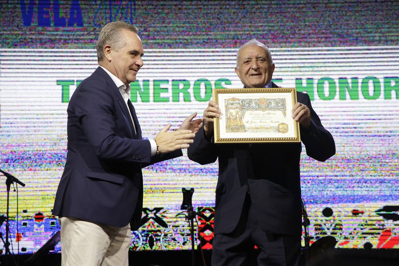 El alcalde, José Luis Sanz, entregó los galardones de la Velá de Santa Ana junto con otros representantes municipales. En la imagen, Juan Morón