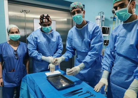 Imagen secundaria 1 - El proceso de estos implantes arranca en el laboratorio y las salas blancas donde se fabrican las venas personalizadas y continúa en el quirófano, donde vemos en acción al doctor García León y a su equipo del Hospital Universitario de Valme en distintas fases de procedimiento