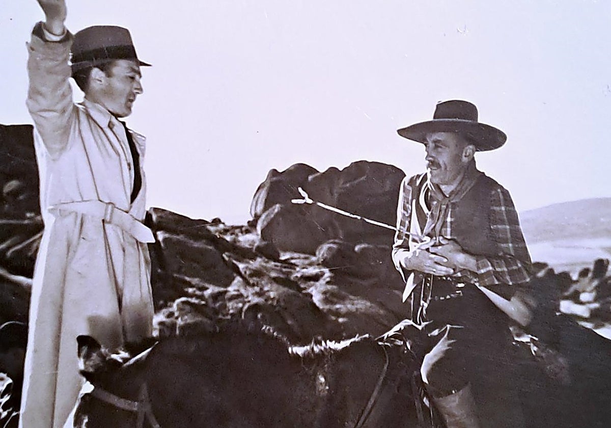 Eduardo García Maroto dirigiendo una secuencia de 'Oro vil' en La Pedriza