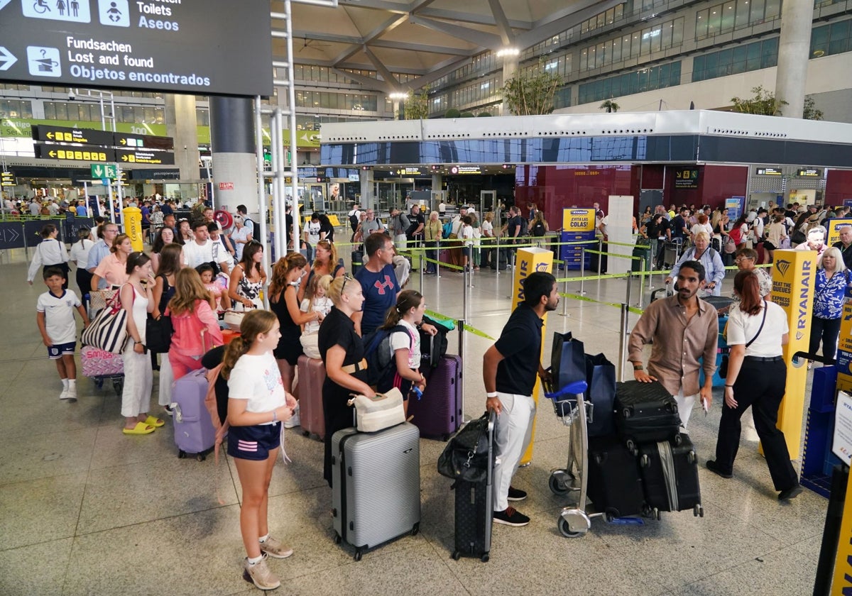 Colas de turistas en el aeropuerto de Málaga el pasado mes de julio