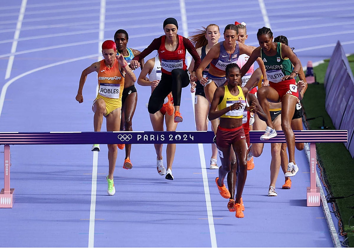 Robles, saltando uno de las vallas de la serie de los 3.000 metros obstáculos