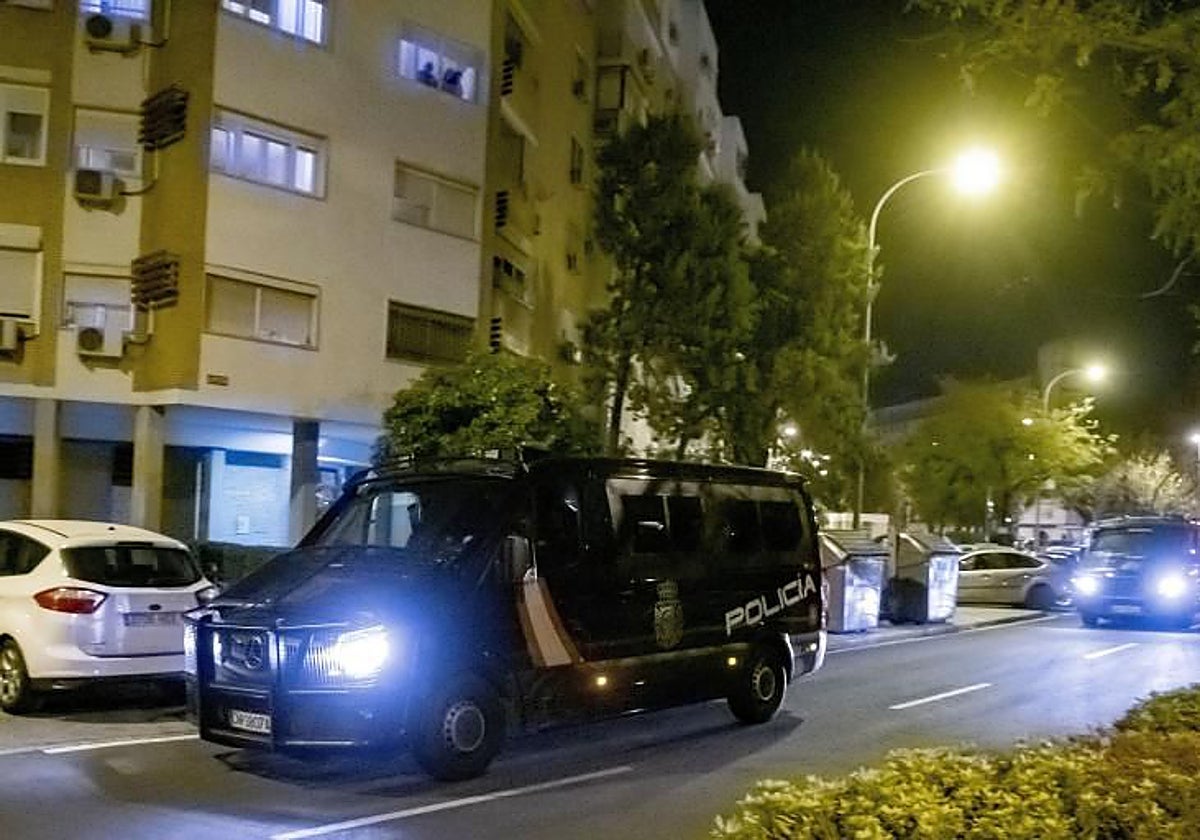 Imagen de archivo de un furgón de la Policía Nacional en Sevilla