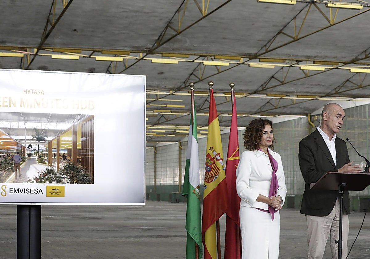 María Jesús Montero y Antonio Muñoz, durante la presentación del proyecto
