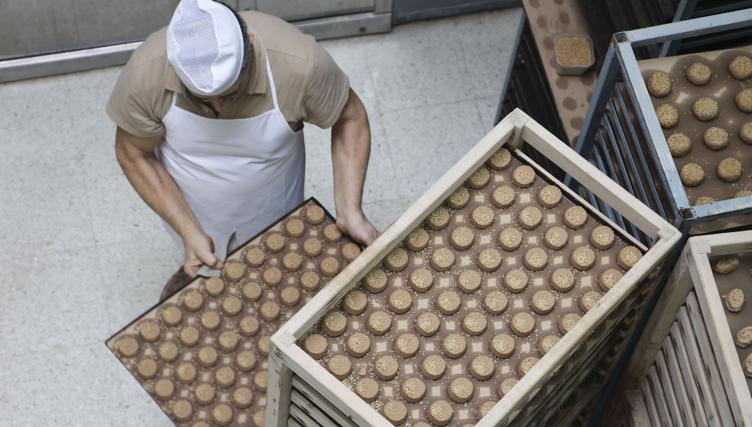 Navidad en pleno agosto: Estepa se queda sin vacaciones con el arranque de la campaña de mantecados y polvorones