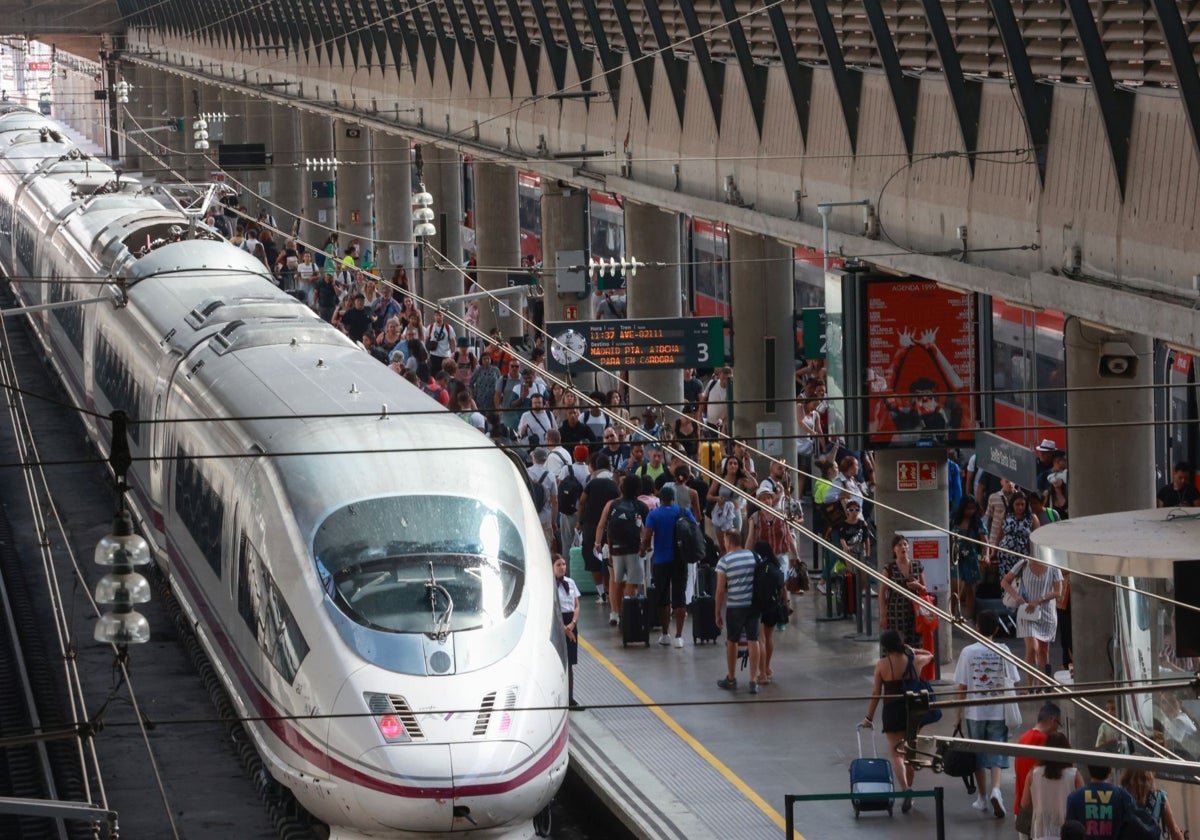 Salida de un AVE de la estación de Santa Justa en Sevilla