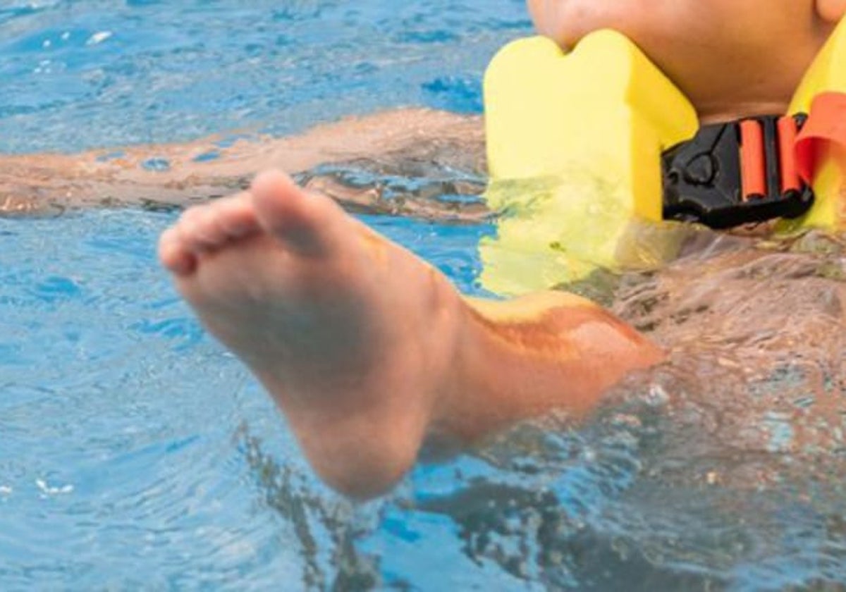 Imagen de archivo de un niño en una piscina