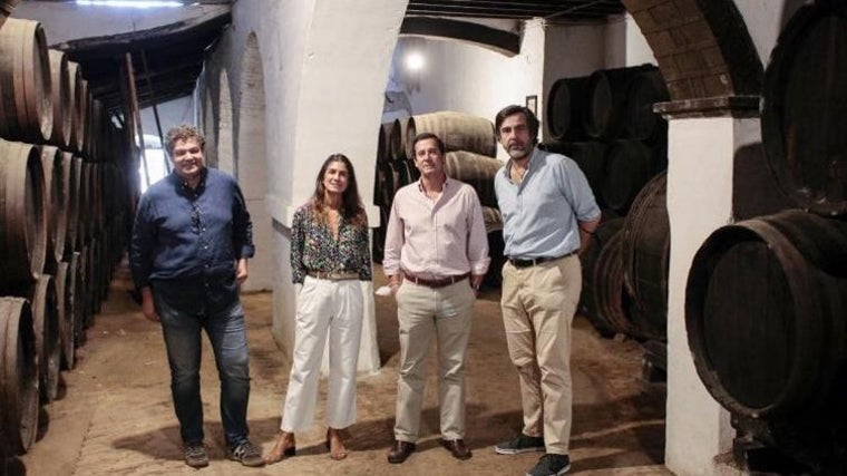 Harald Schönegger, Rocío Romero, Ignacio Gallego-Góngora y José Manuel González en la Bodega Góngoras, que cuenta con una prensa que ha funcionado de manera ininterrumpida desde el siglo XVI