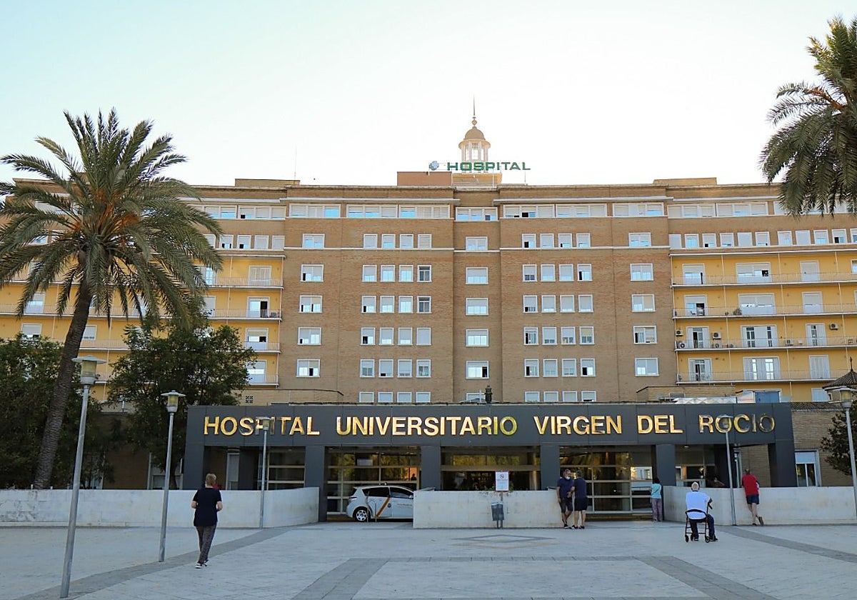 Fachada principal del Hospital Universitario Virgen del Rocío