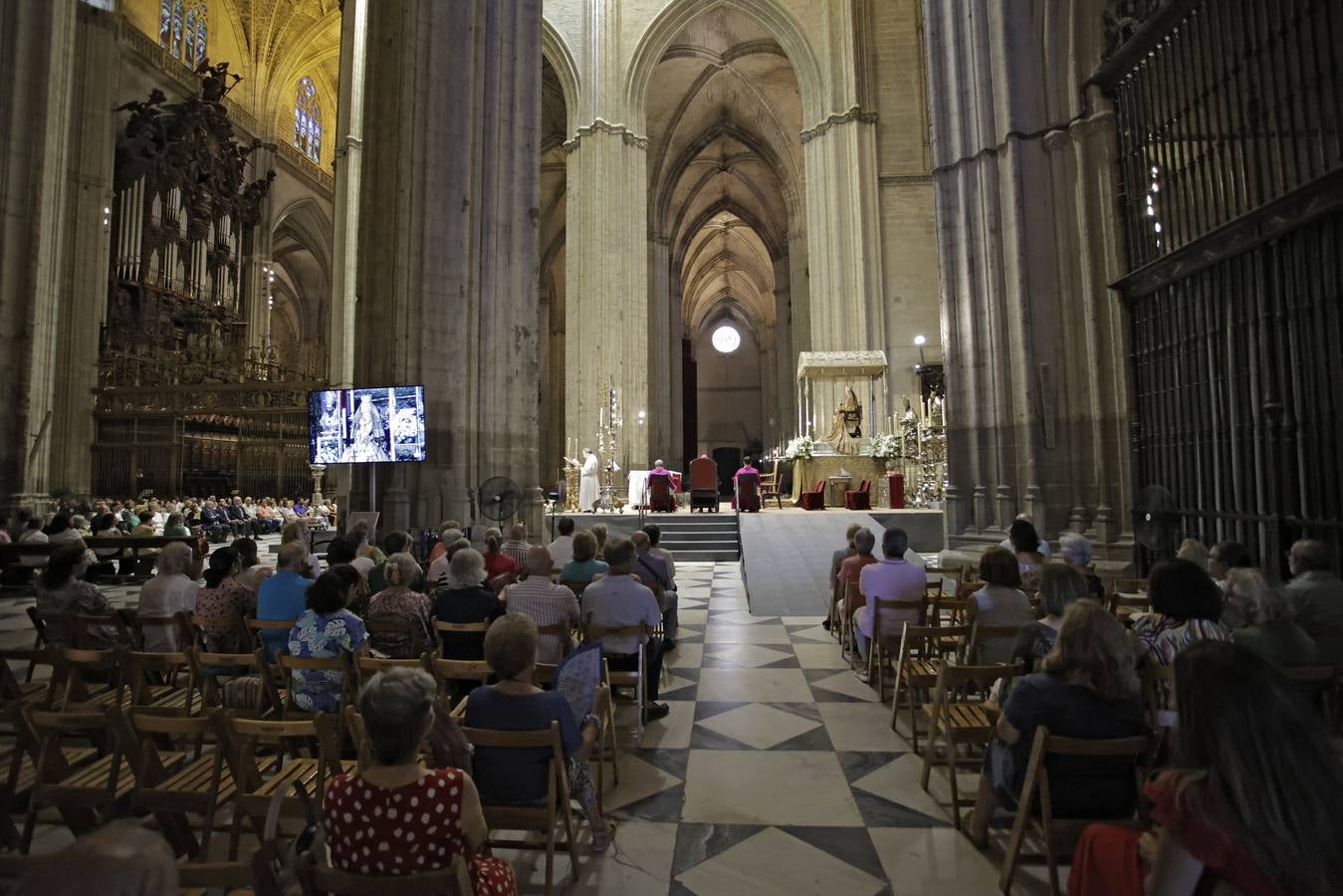 Sevilla se prepara para la mañana de la Virgen