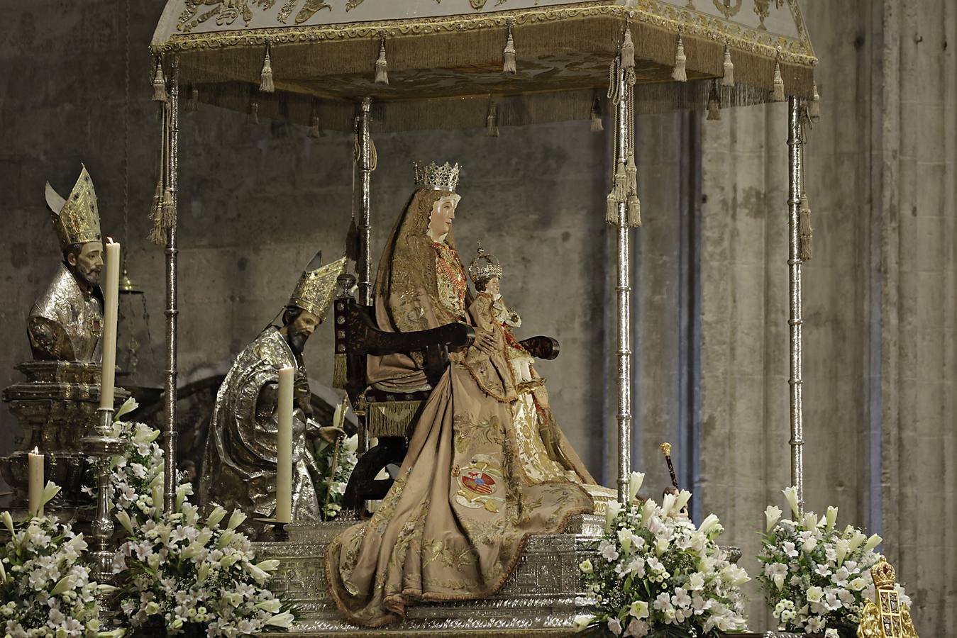 Sevilla se prepara para la mañana de la Virgen