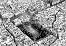 El monumento más sevillano: 76 años esperando a San Fernando en la Plaza Nueva