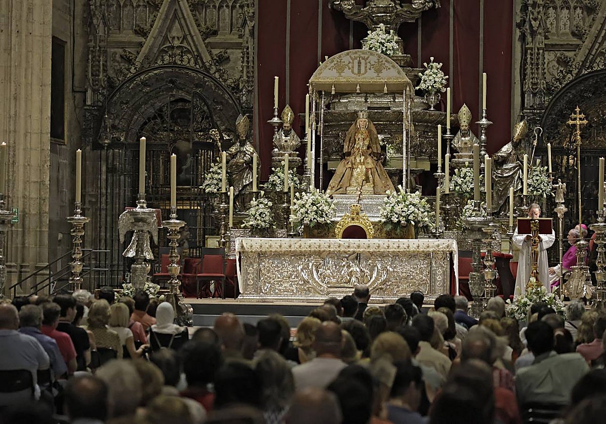 Sevilla se prepara para la mañana de la Virgen