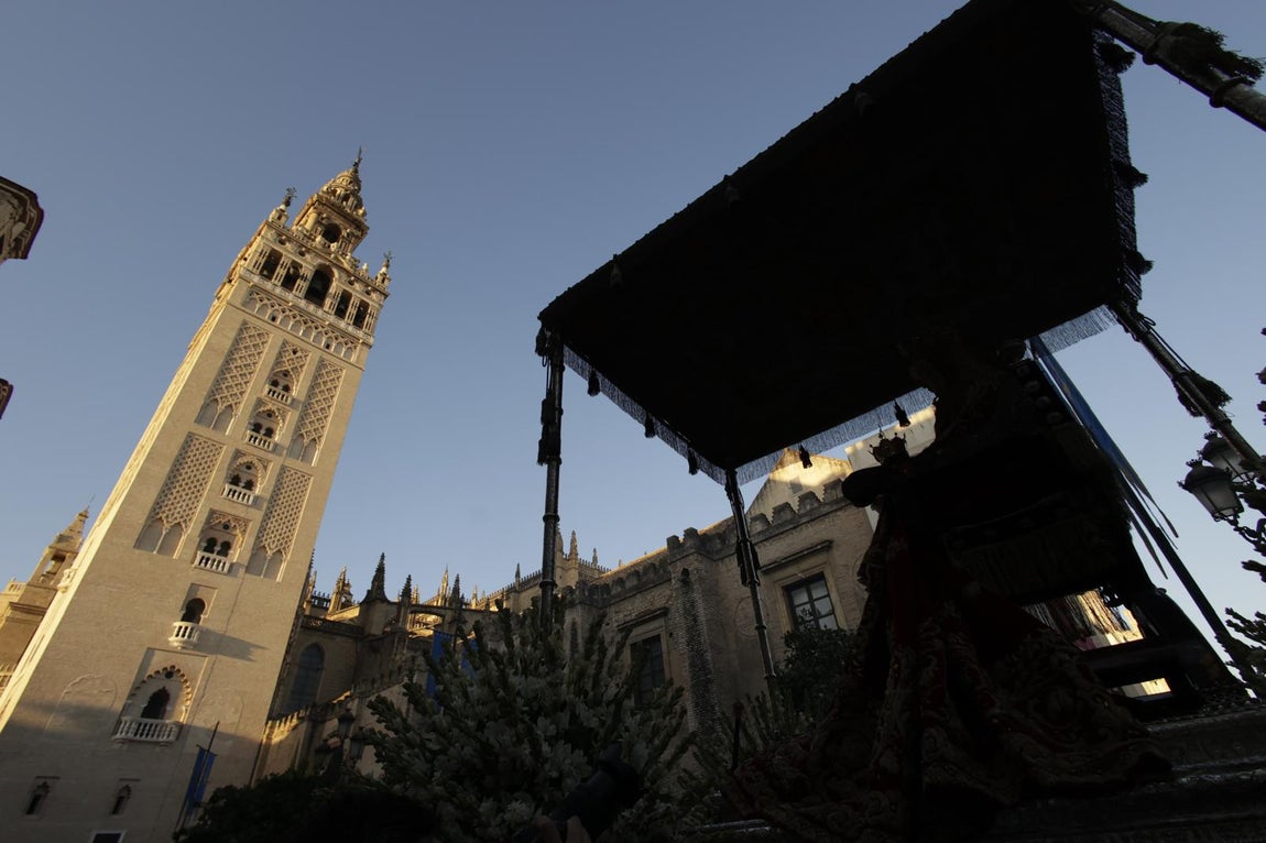 Momentos de la procesión de la Virgen de los Reyes