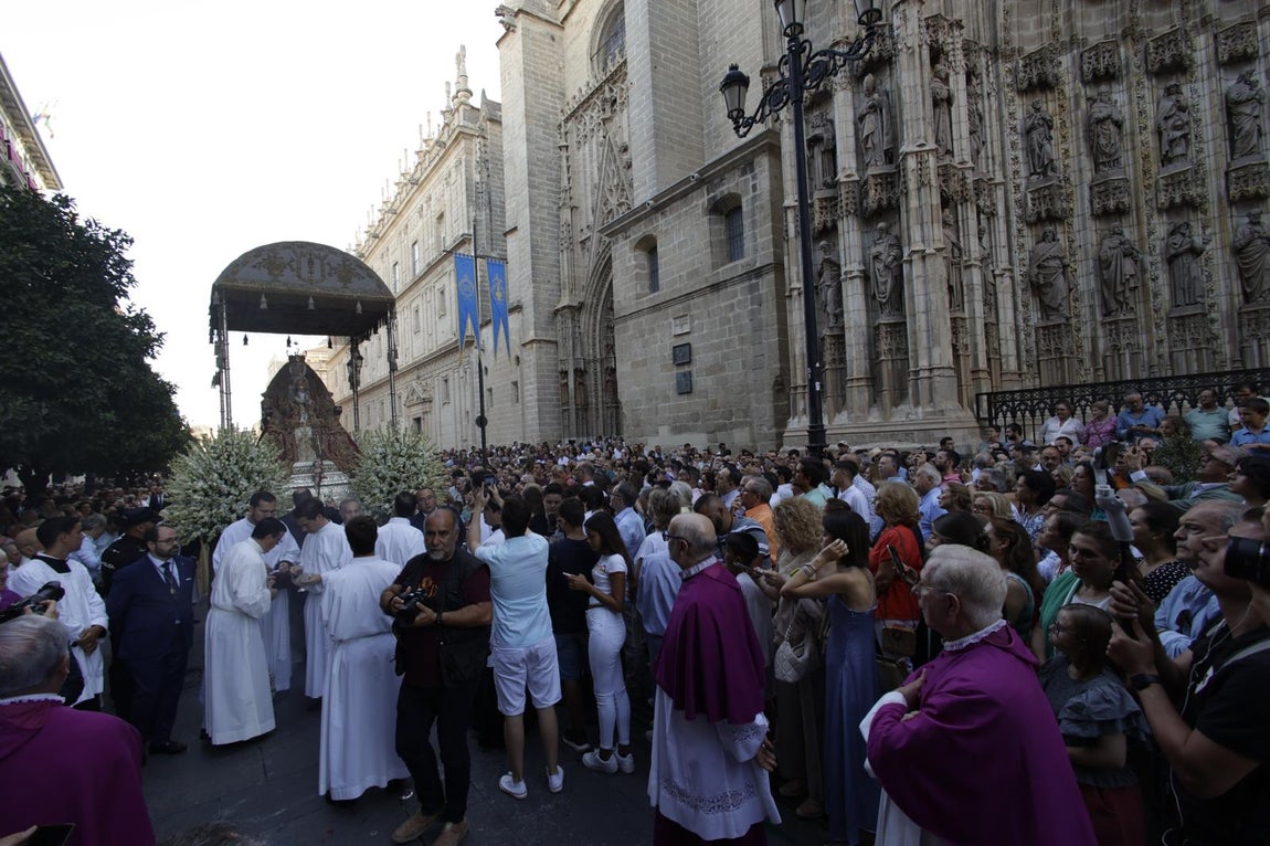 Momentos de la procesión de la Virgen de los Reyes