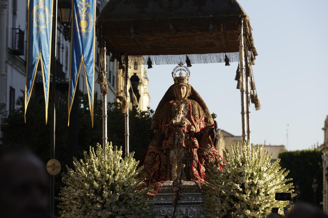 Momentos de la procesión de la Virgen de los Reyes