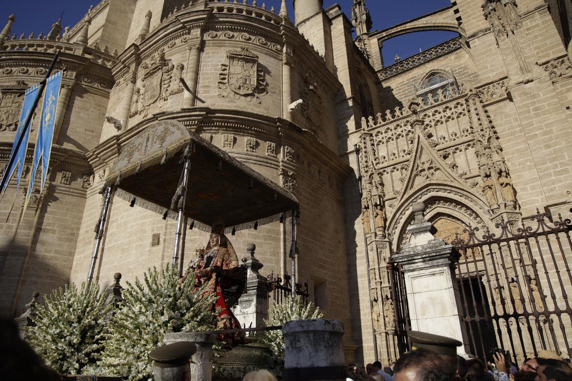 Momentos de la procesión de la Virgen de los Reyes 2024