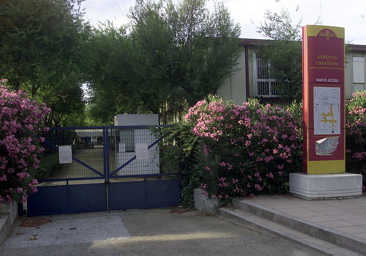 Fachada de la Gerencia de Urbanismo, en las antiguas caracolas de la Expo'92