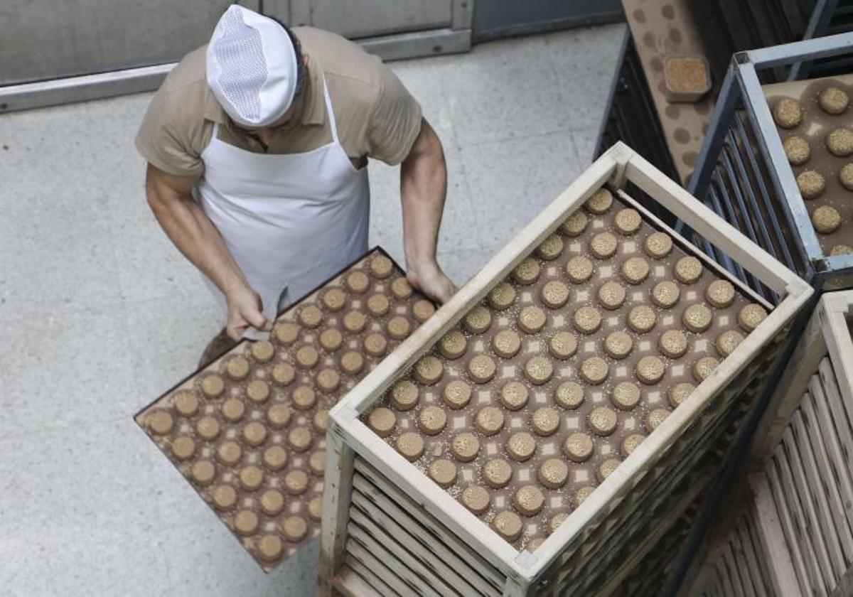 Elaboración de mantecados en Estepa