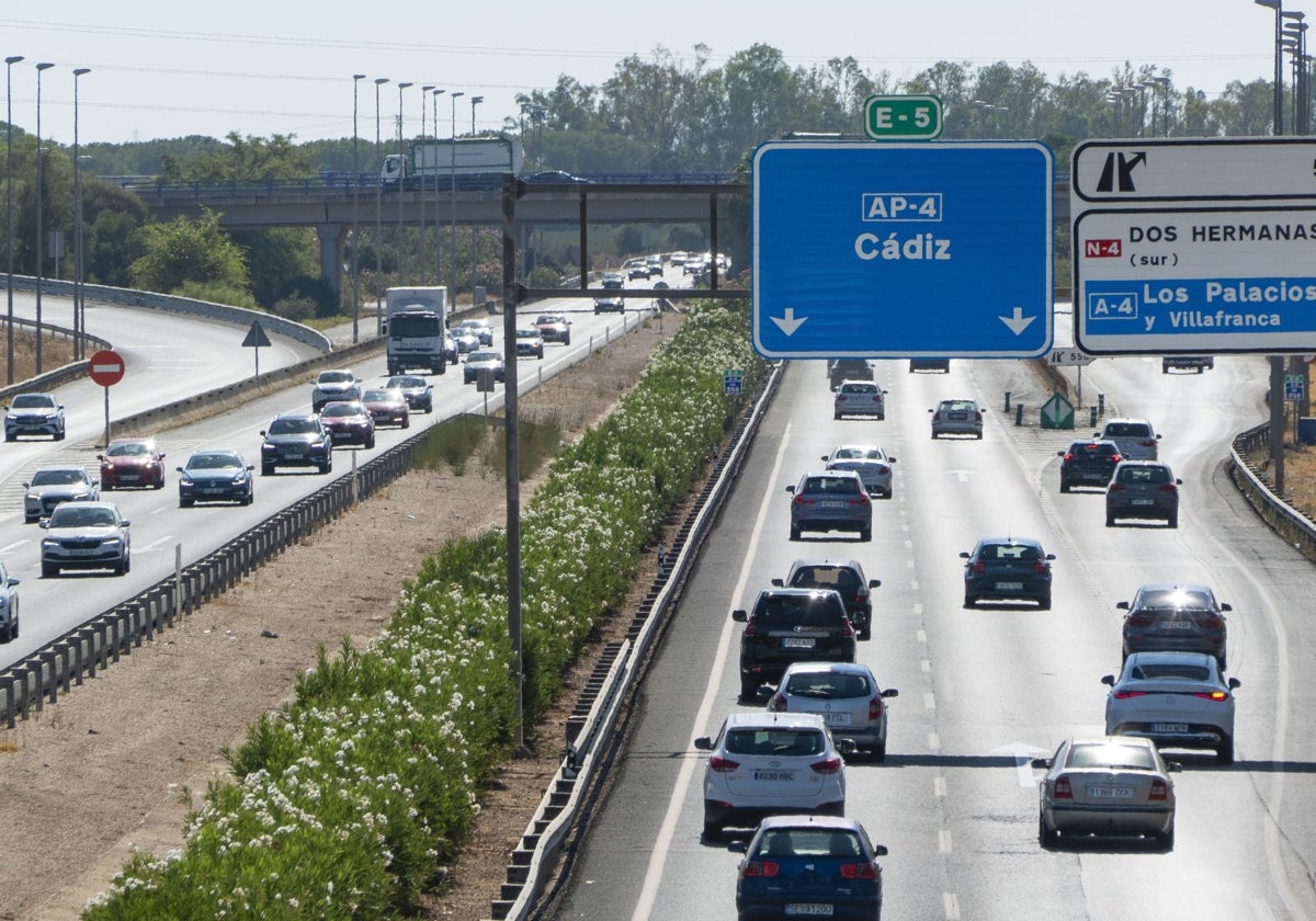 La Autopista AP-4, una de las más transitadas de la provincia en verano, en la que son habituales grandes retenciones
