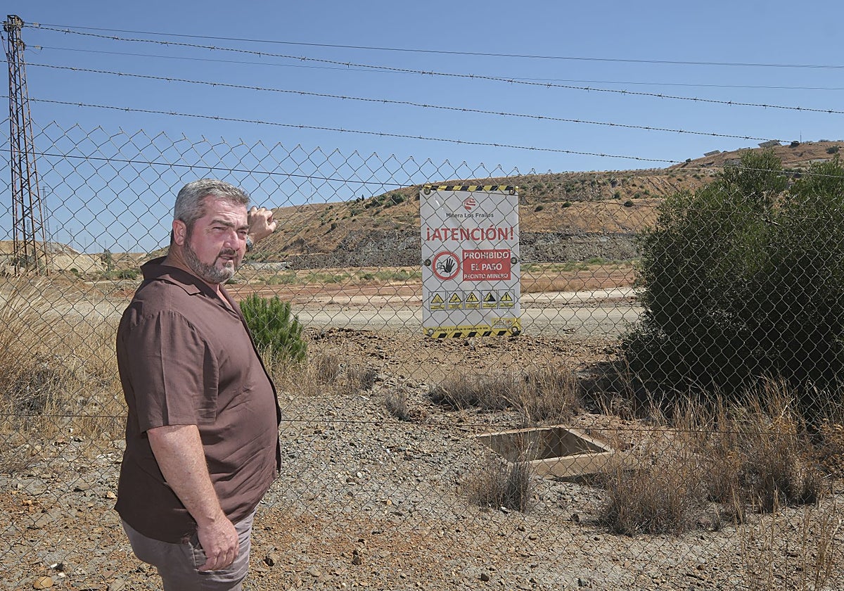Juan José Fernández, el alcalde de Aznalcóllar, delante del recinto de la mina