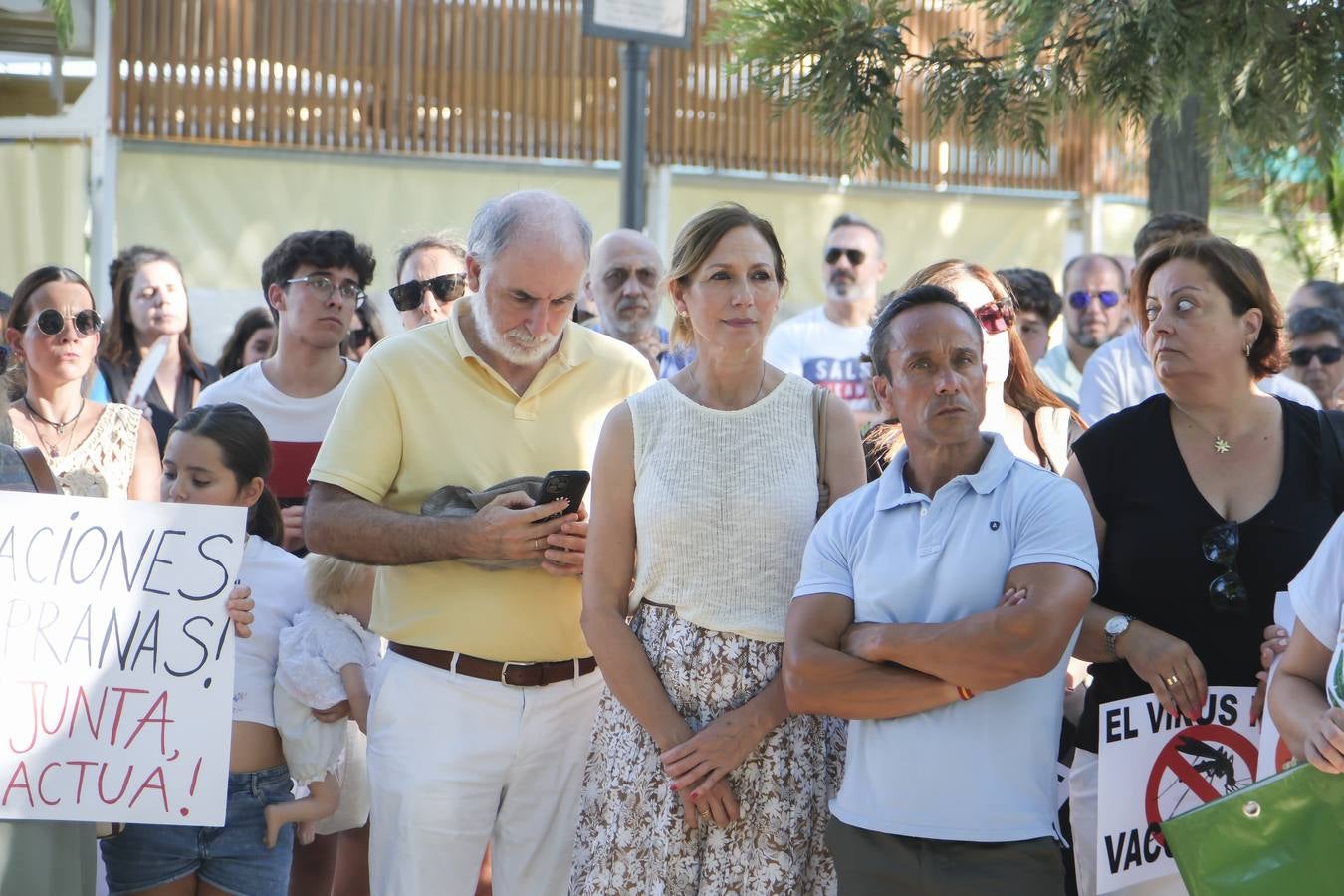 Protesta de los vecinos de Coria del Río por el incremento del número de casos de virus del Nilo 
