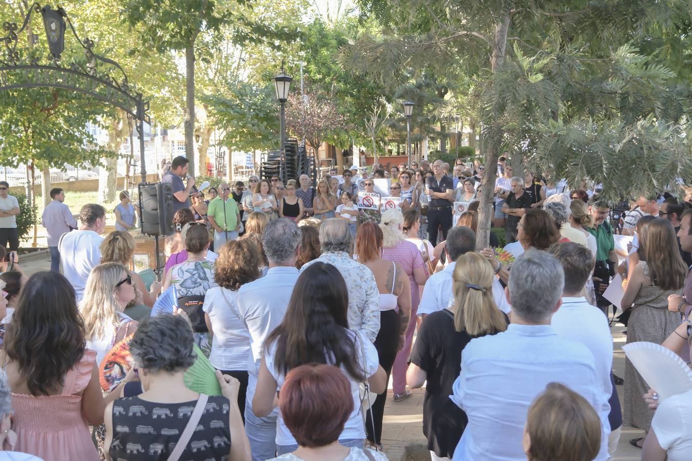 Protesta de los vecinos de Coria del Río por el incremento del número de casos de virus del Nilo 