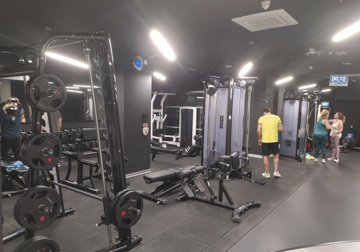 Imagen de las instalaciones de uno de los centros Supera 24 Fitness que hay en Sevilla, el único gimnasio que abre las 24 horas del día