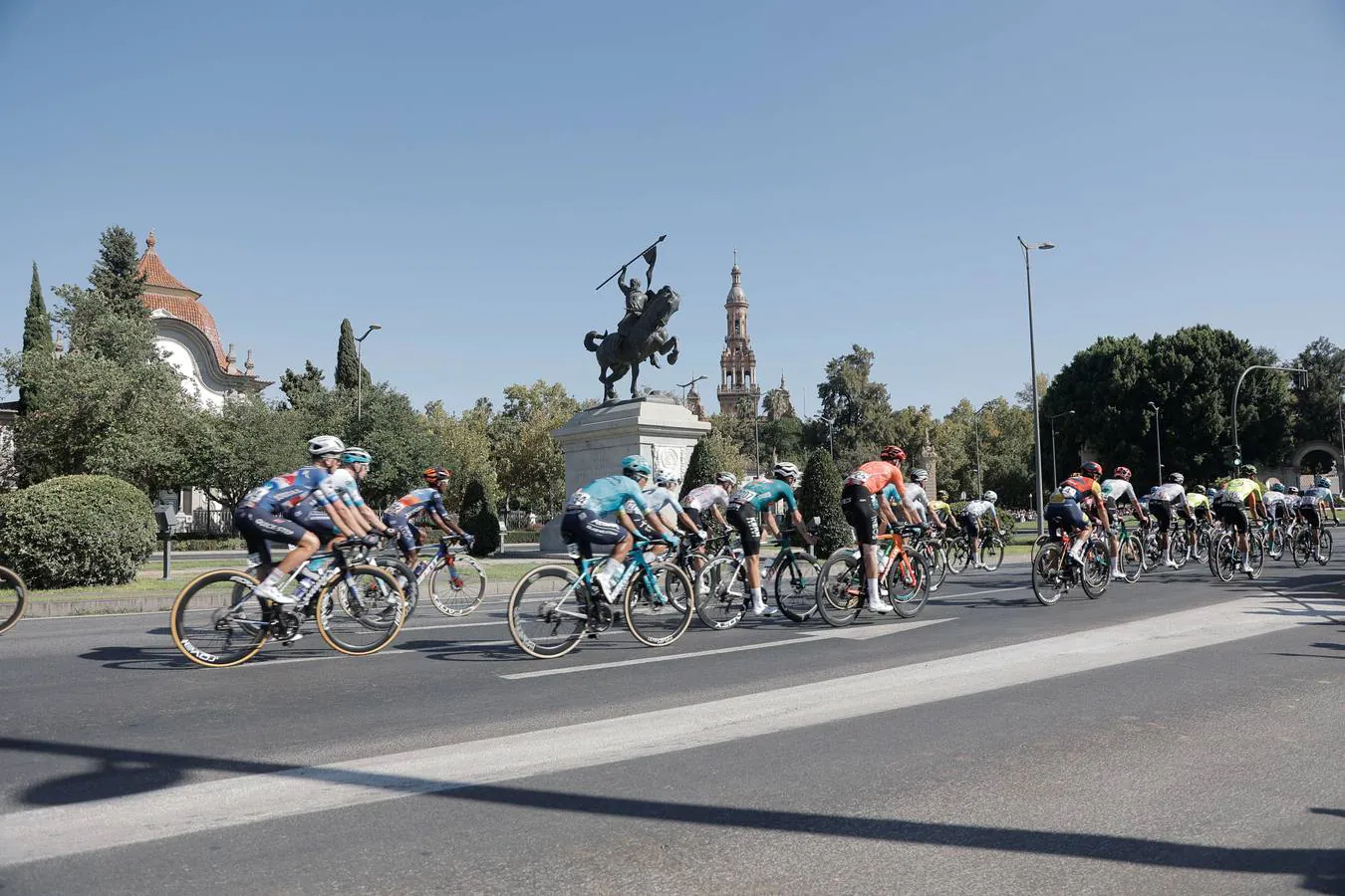 Las imágenes de lLa llegada a Sevilla de la Vuelta Ciclista a España