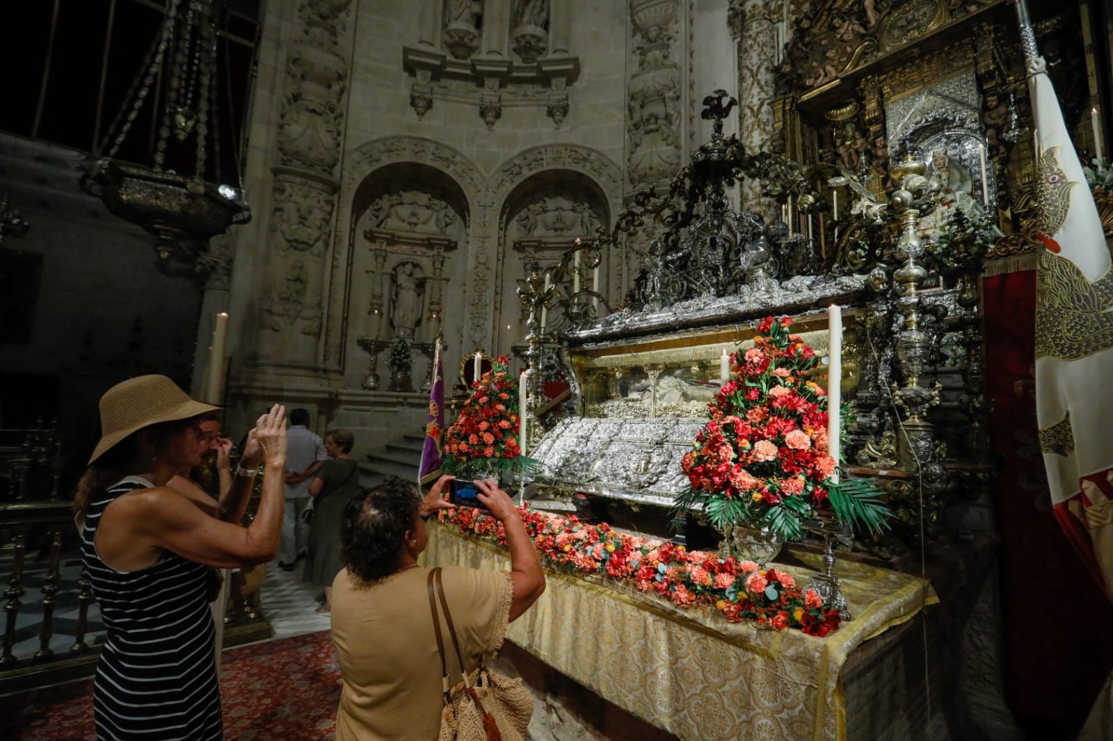 Sevilla honra a Fernando III El Santo con la apertura de su urna en la Catedral