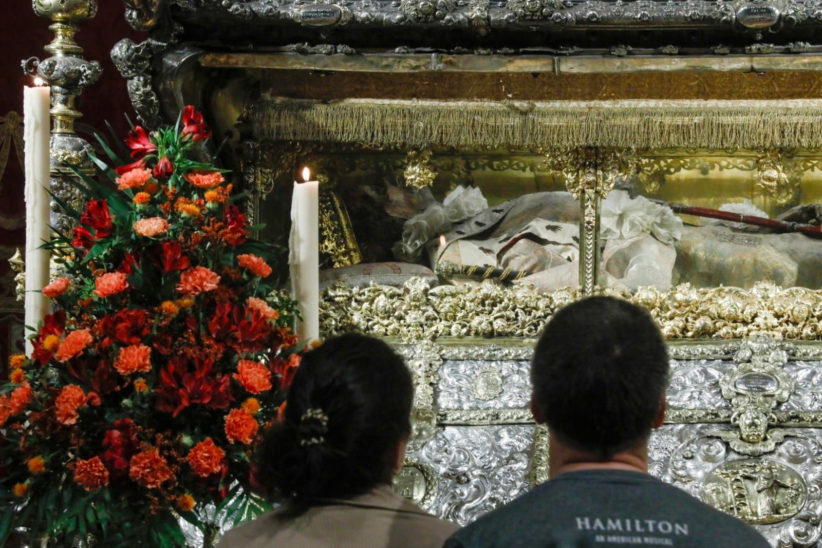 Sevilla honra a Fernando III El Santo con la apertura de su urna en la Catedral