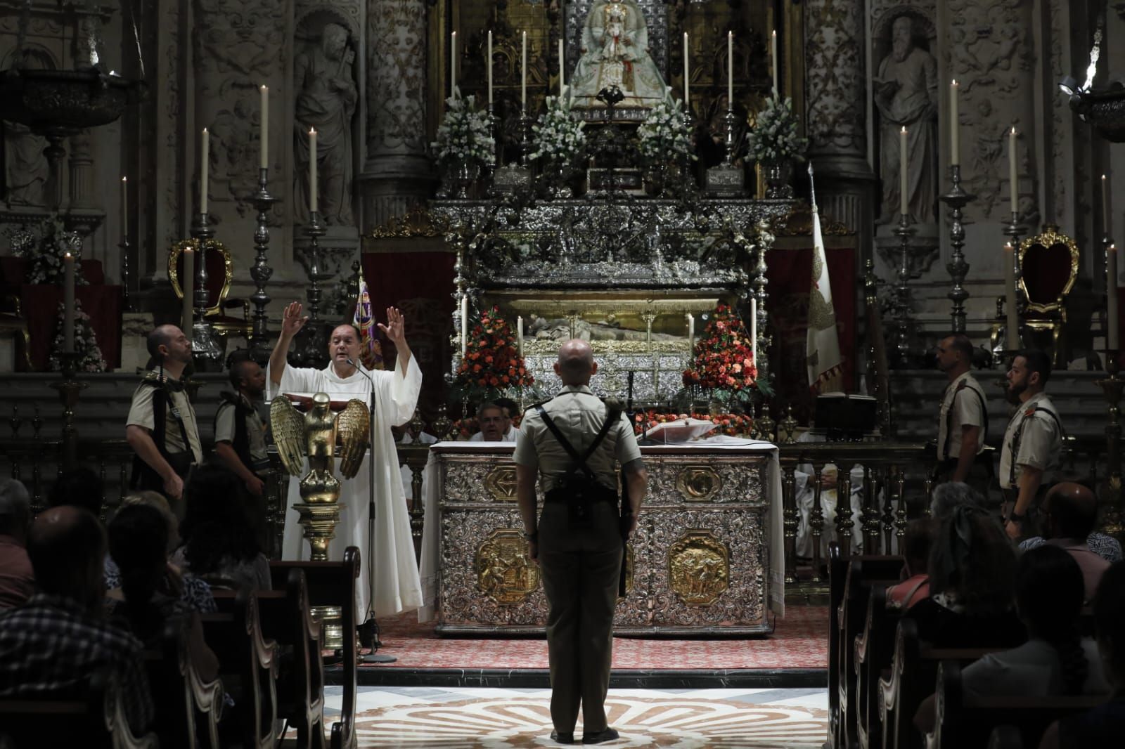 Sevilla honra a Fernando III El Santo con la apertura de su urna en la Catedral