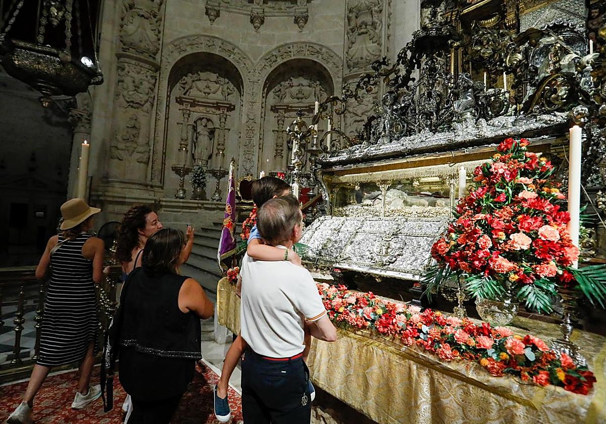 Fieles contemplan la urna con el cuerpo de San Fernando, patrón de Sevilla