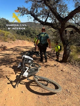 Auxilian a un ciclista herido en un pueblo de Sevilla cuando hacía el Camino de Santiago a 40 grados