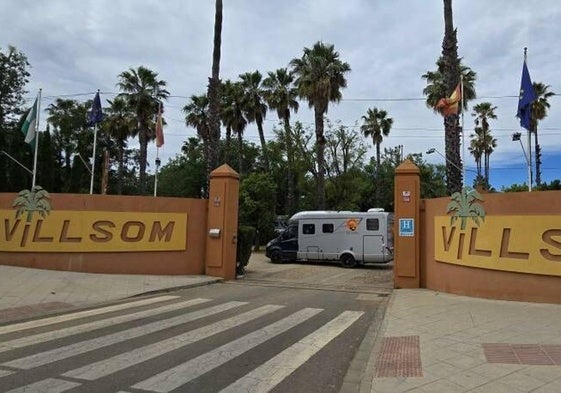 Puerta de entrada al mítico camping Villsom, el único del área metropolitana de Sevilla