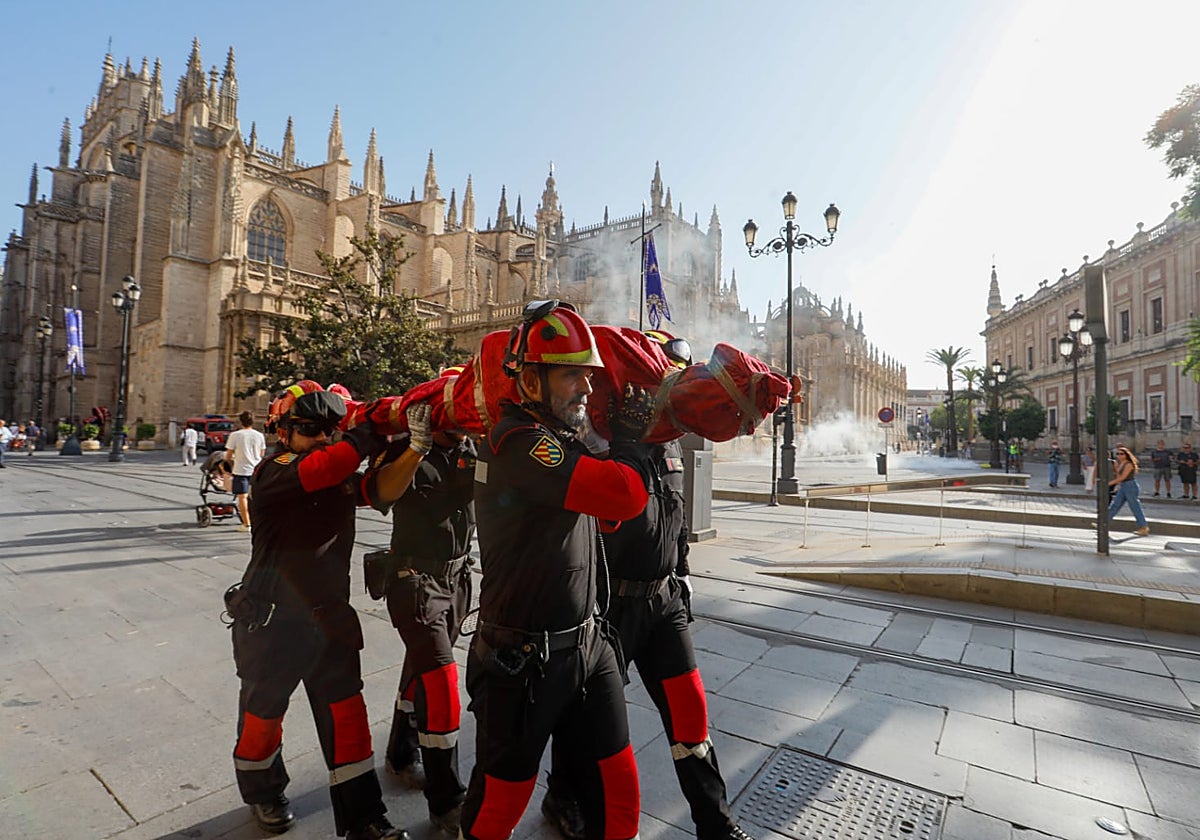 Simulacro de evacuación de la Virgen de los Reyes en un supuesto incendio de la Catedral