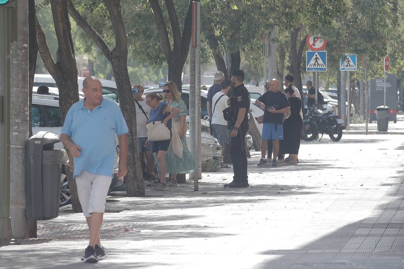 El barrio de Pino Montano, consternado por el asesinato de una mujer, en imágenes