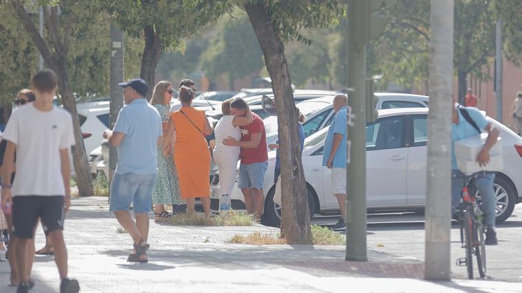 El barrio de Pino Montano, consternado por el crimen