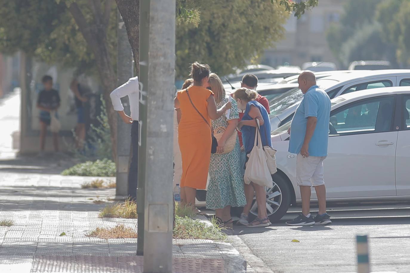 El barrio de Pino Montano, consternado por el asesinato de una mujer, en imágenes